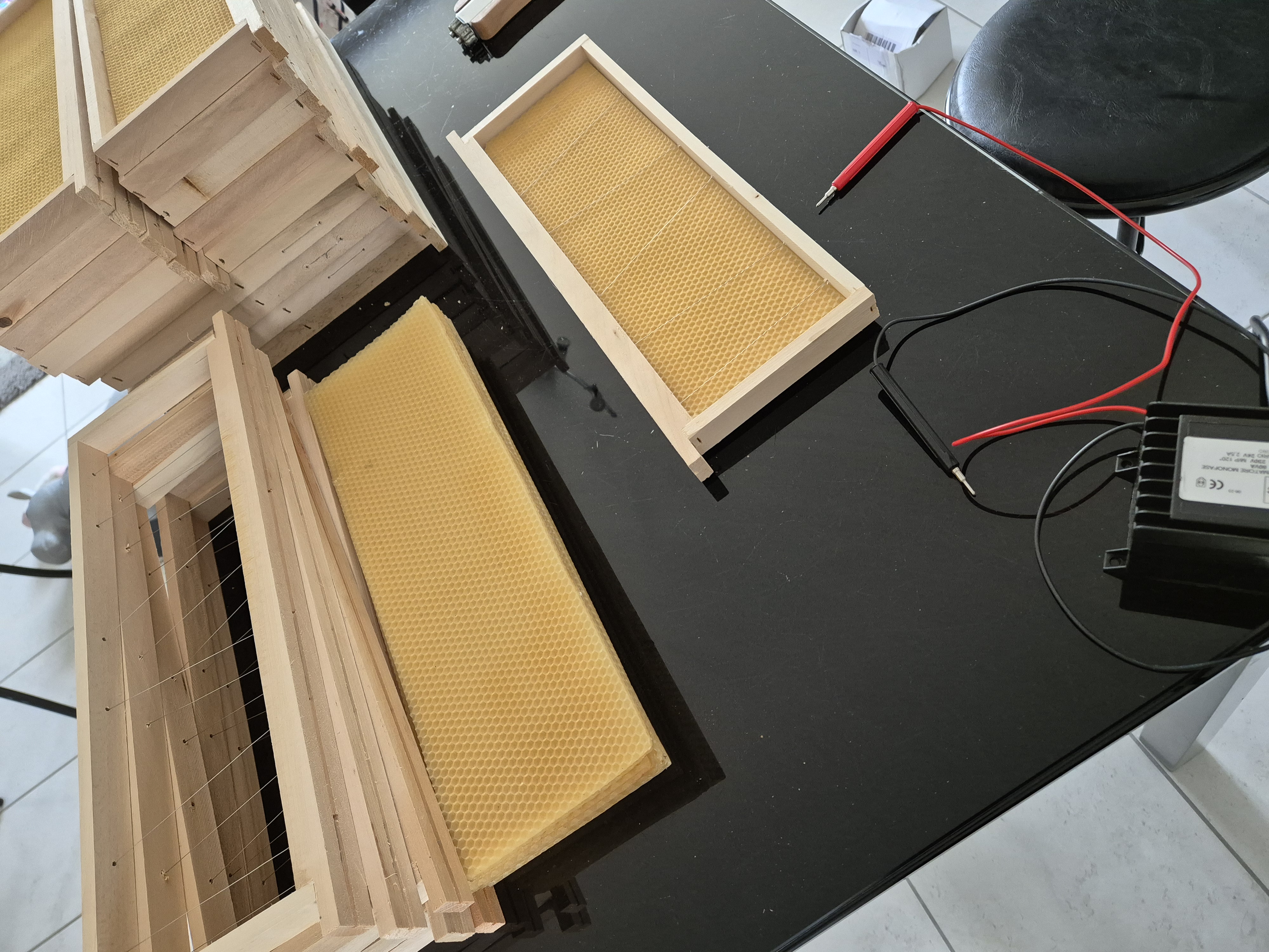 Cadre de cire gaufrée en cours de fabrication