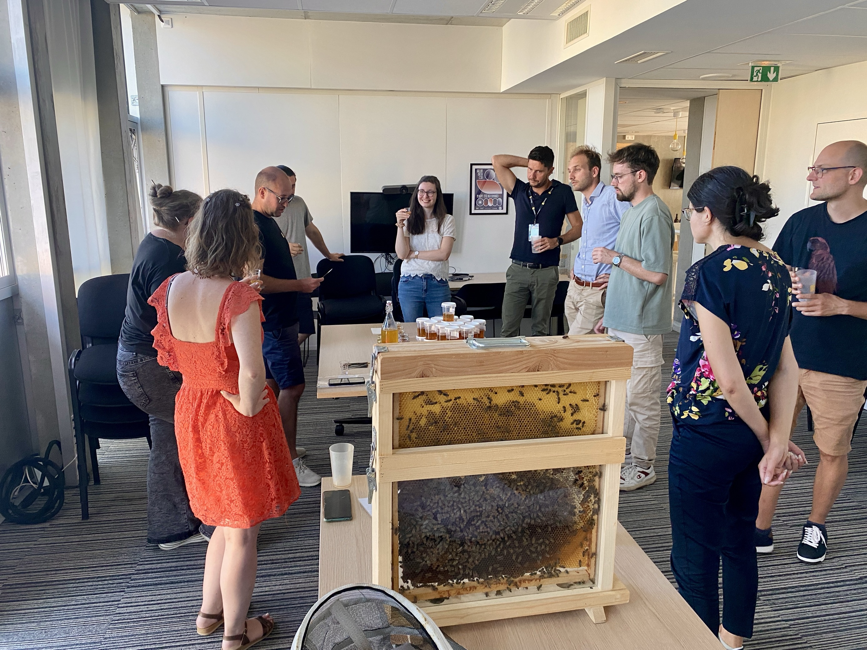 Présentation sur l'apiculture en entreprise avec dégustation de miel
